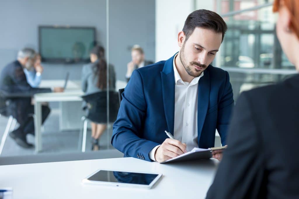 Droit des affaires : définition, contenu et différence avec le droit commercial