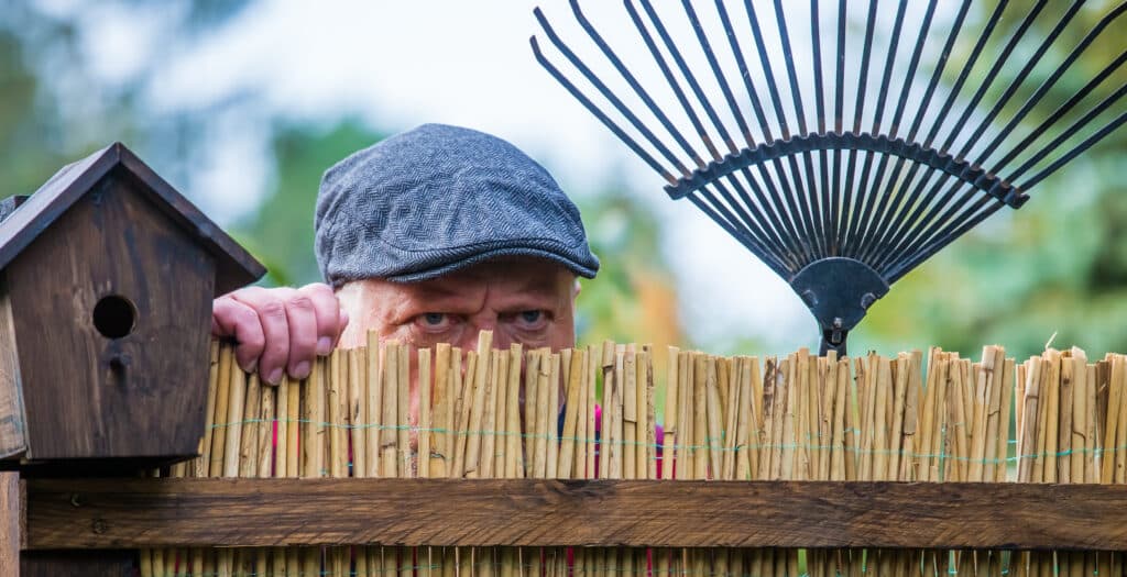 Conflit de voisinage : que peut faire votre assurance habitation ?
