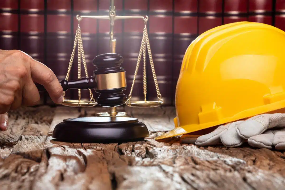 balance de la justice et marteau avec casque de chantier symbolisant l'assurance décennale