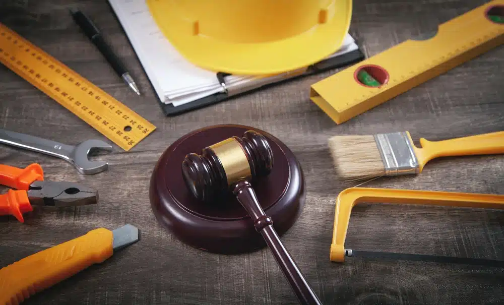 litige construction : maillet, outils et documents juridiques sur bureau