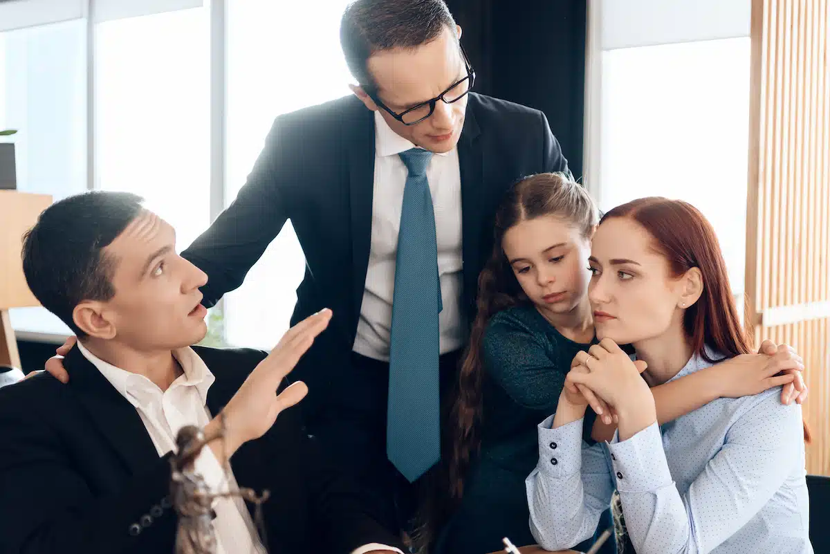 avocat discutant garde d'enfants avec famille dans bureau