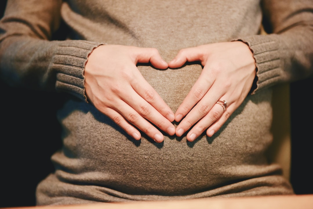 Droits de la femme enceinte en CDI : protections et recours